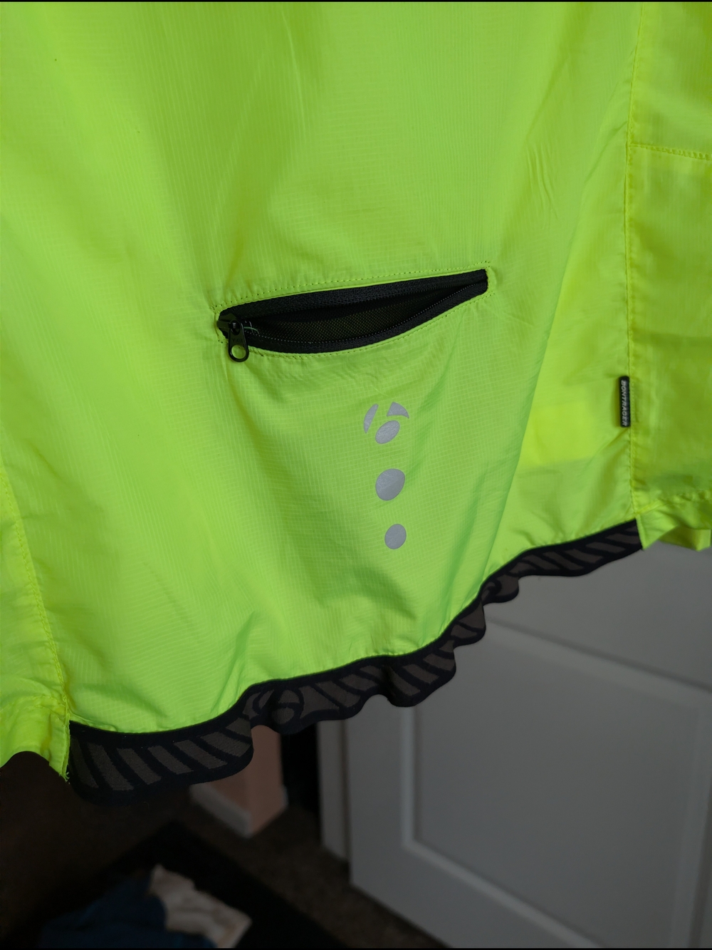 Women's Bontrager High-Visibility Yellow Lightweight Cycling Jacket - Picture 4 of 5